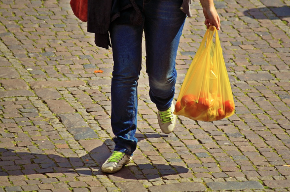 mujer con bolsa de plastico