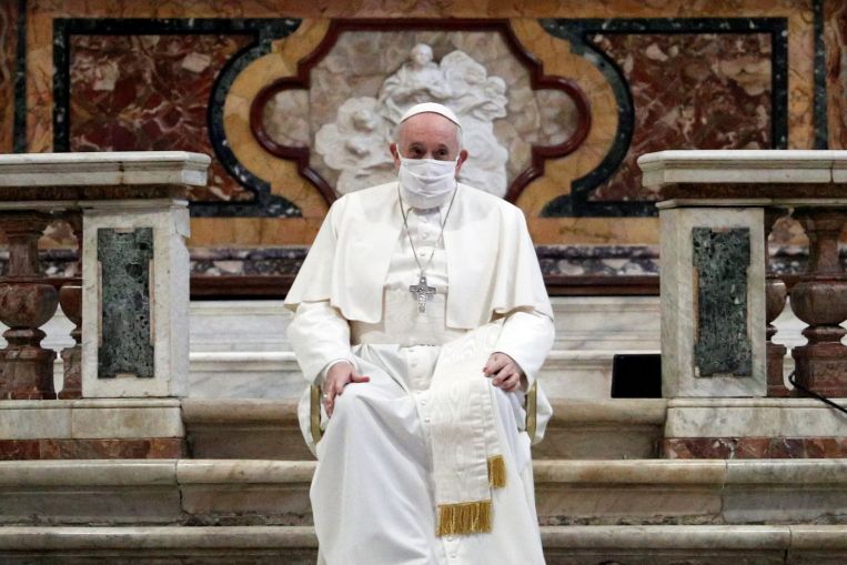 El Papa Francisco usa máscara por primera vez en el servicio público, Noticias de Europa y Noticias