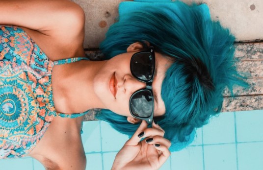 chica con gafas de sol y pelo azul
