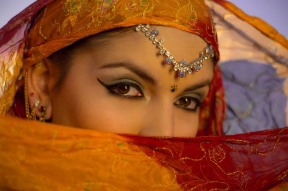 Chica con vestimenta hindú