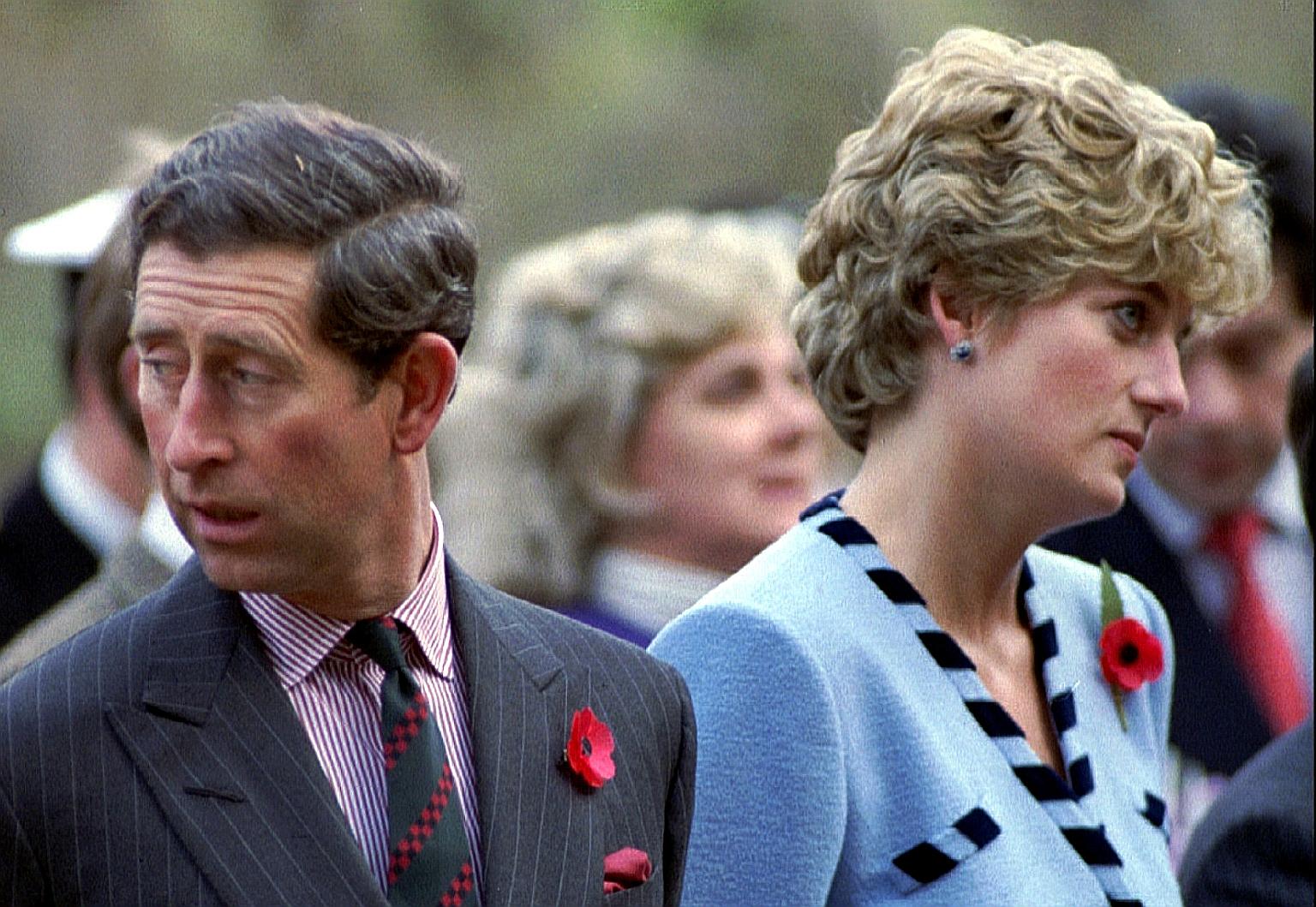 El príncipe Carlos y la princesa Diana mirando en diferentes direcciones durante un servicio conmemorativo de la Guerra de Corea en noviembre de 1992.