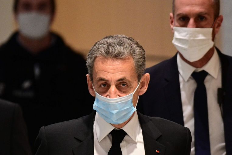 El expresidente francés Sarkozy dice en el juicio por soborno que es víctima de mentiras