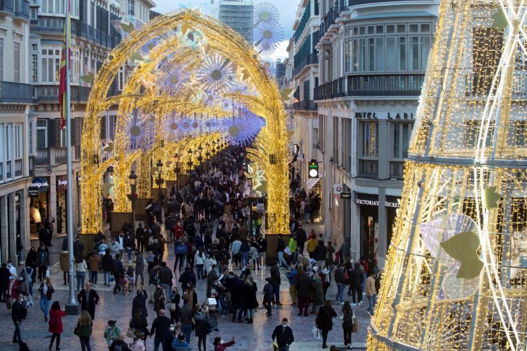 España limita las fiestas navideñas a 10 personas, restringe los viajes nacionales