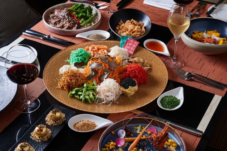 Opciones de comida: tarifa CNY en Basilico y Si Chuan Dou Hua;  Platos de hierbas en Violet Oon Singapur