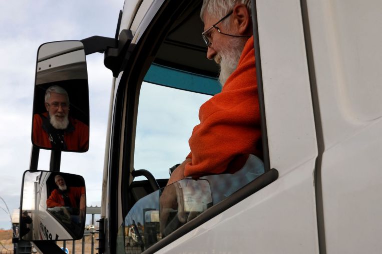 Los camioneros franceses se preparan para la disrupción mientras Gran Bretaña restaura la dura frontera con Europa
