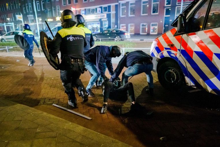 Los disturbios holandeses contra el bloqueo llegan en la tercera noche