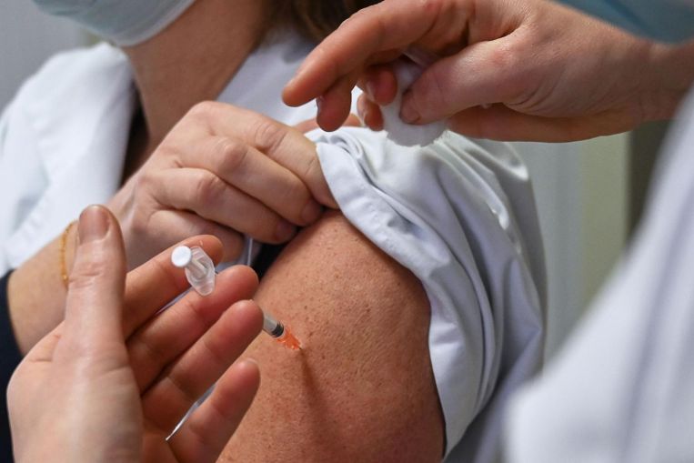 Plagada de errores, Francia lucha por recuperar las vacunas
