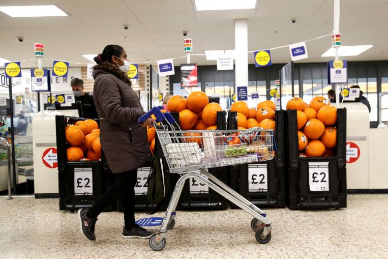 Sin máscara, sin tienda: los supermercados británicos insisten en cubrirse el rostro