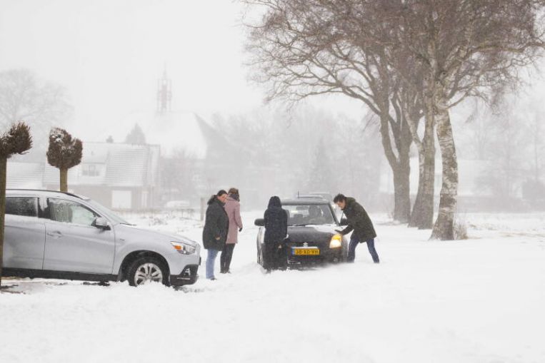 Holanda fue golpeada por la primera tormenta de nieve en 10 años, mientras que el norte de Europa se estremece
