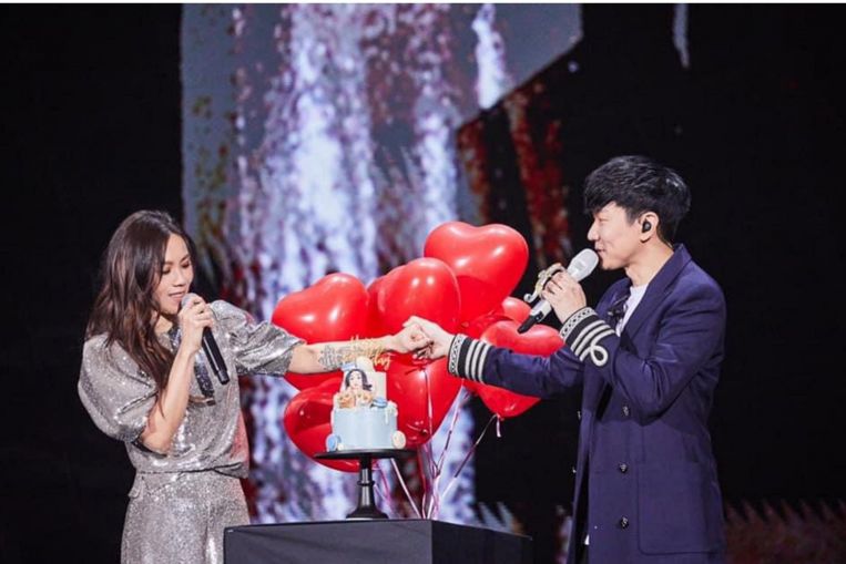 El cantante JJ Lin sorprende a Tanya Chua con pastel de cumpleaños en su concierto en Taipei