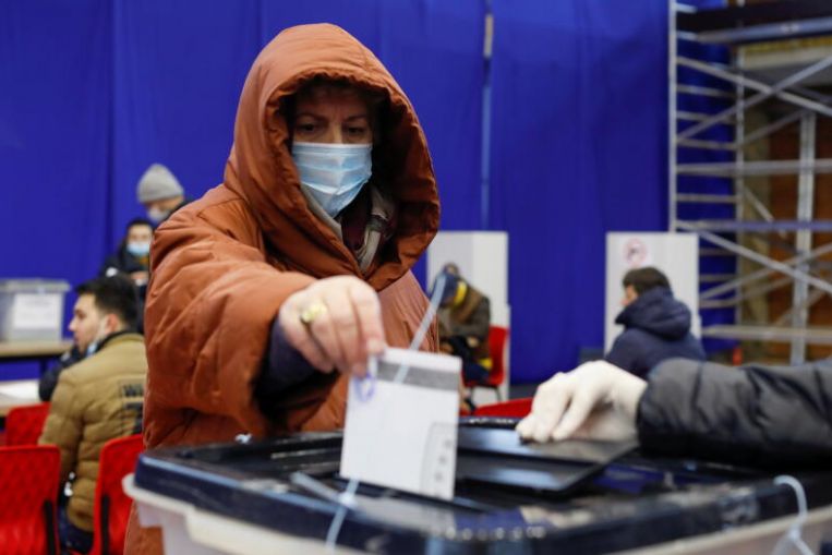 Kosovo vota en elecciones que podrían complicar el diálogo con Serbia