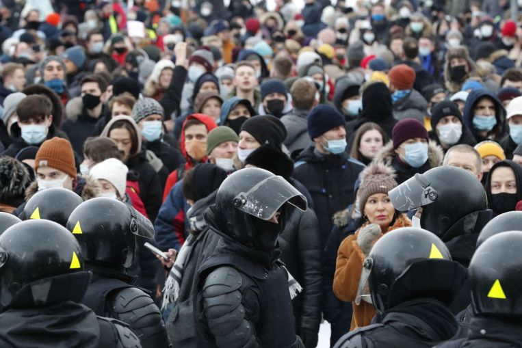 La oposición rusa realiza una protesta flashmob en el día de San Valentín