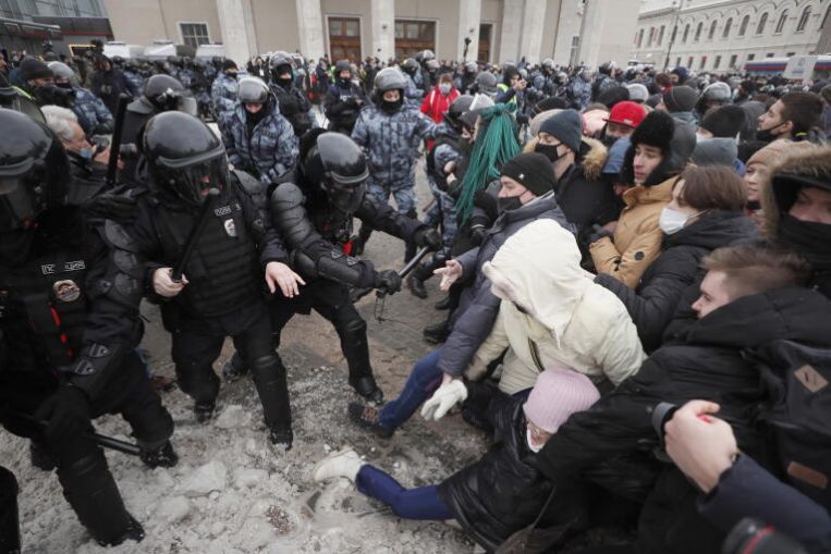 La represión de Putin enfría las protestas que amenazan el gobierno de dos décadas