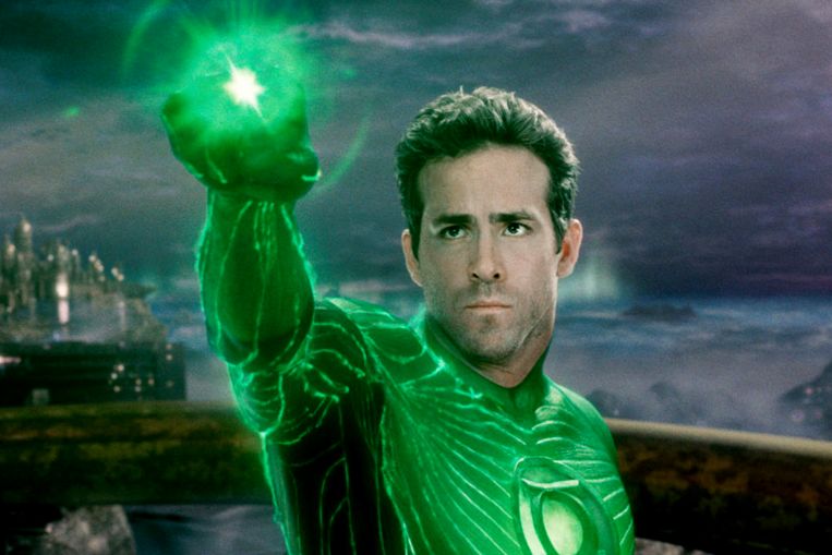 El actor Ryan Reynolds finalmente ve su película Green Lantern, 10 años después
