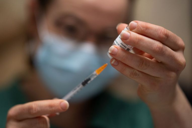 Familia francesa registra caso de muerte de mujer tras vacunación con AstraZeneca Covid-19