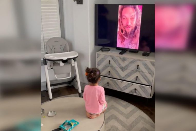 Jason Momoa sorprende a la hija de Dwayne Johnson con un video de cumpleaños
