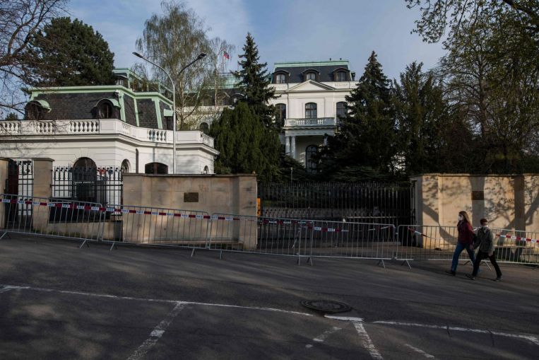 Los checos ordenan a Rusia que retire a la mayor parte del personal de la embajada por agravar el conflicto de espionaje