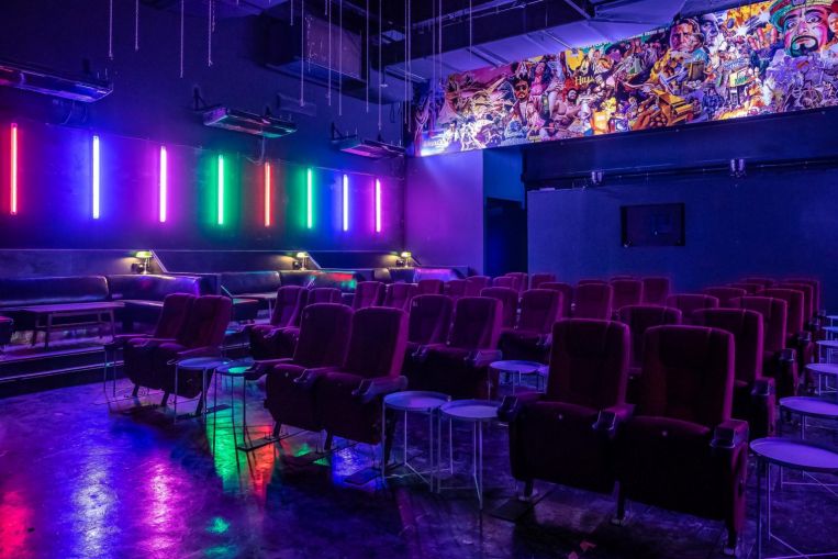 The Projector convierte una discoteca abandonada en un cine emergente