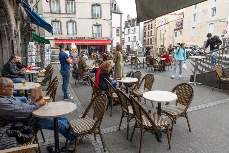 Francia reabrirá cafés, bares y museos a partir de mayo, mientras alivia el bloqueo de Covid-19
