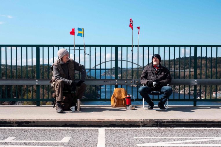 Ningún puente demasiado lejos para gemelos suecos de 73 años separados por el cierre de la frontera Covid-19