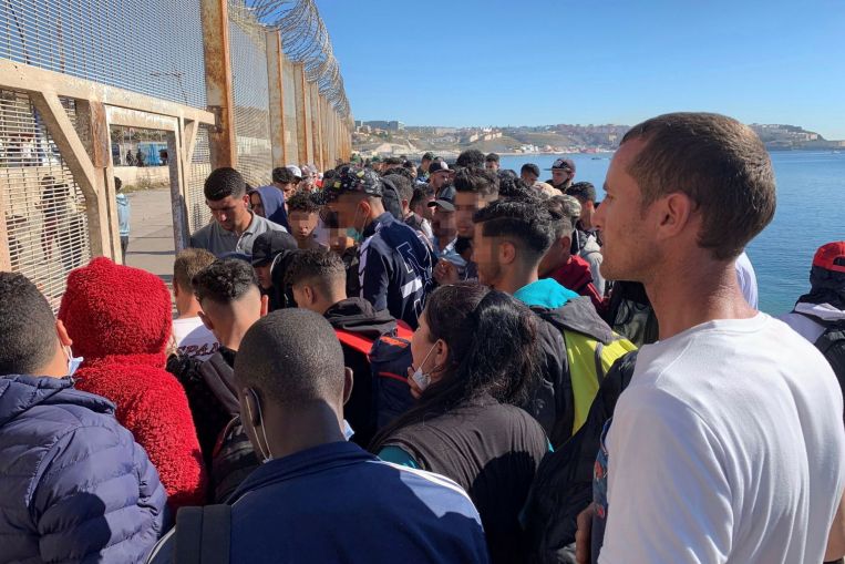70 migrantes llegan al enclave de Melilla, en España, procedentes de Marruecos