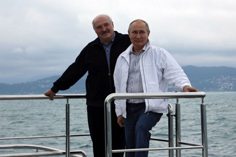 Putin de Rusia y Lukashenko de Bielorrusia hacen un viaje en barco después de que un avión secuestrado gritara
