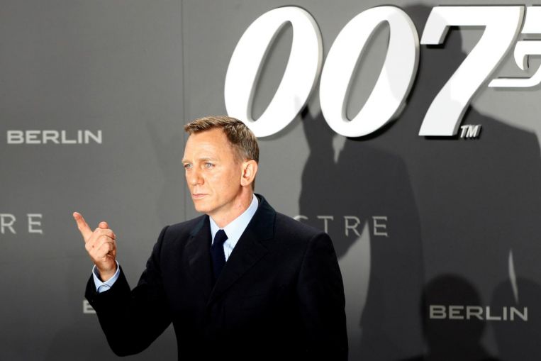 Las películas de James Bond permanecerán en los cines a pesar del acuerdo con Amazon, dicen los productores