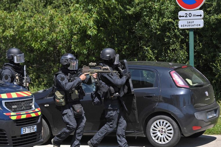 Oficial de policía francés apuñalado por un ex prisionero en la lista de vigilancia de amenazas