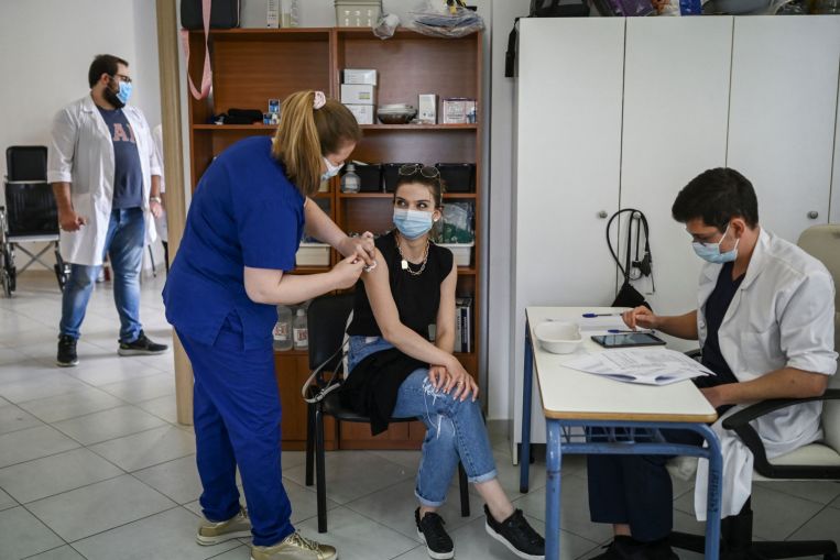 Grecia ofrece recompensa en efectivo para aumentar las tasas de vacunación de los jóvenes
