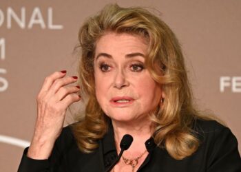 La veterana de Cannes Catherine Deneuve dice estar encantada con el regreso del festival después de un derrame cerebral