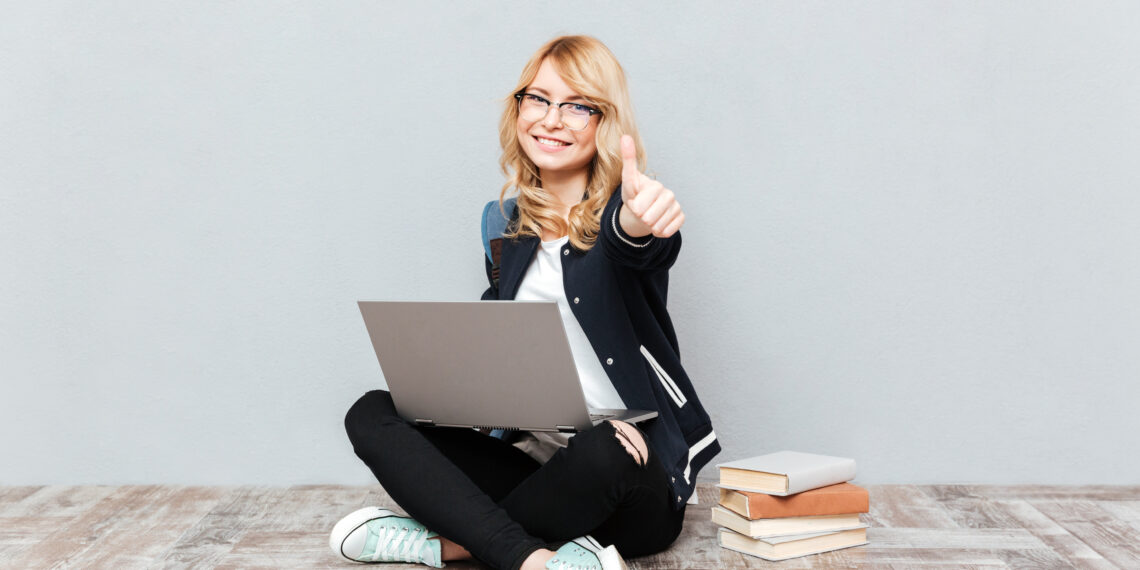 Chica joven estudiando