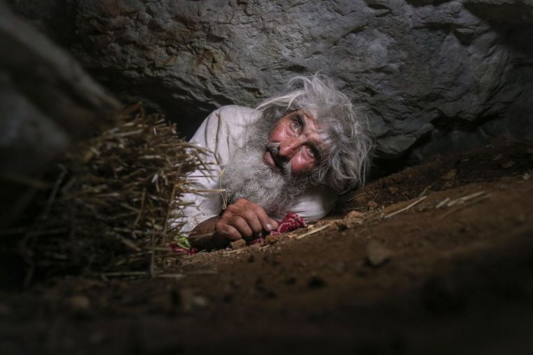 El ermitaño de las cavernas serbio recibe la vacuna Covid-19 y anima a otros a seguirla.