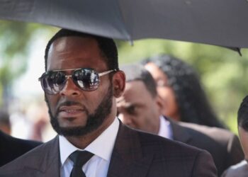 Trabajar para R. Kelly era similar a 'Twilight Zone', dijo el ex gerente en el juicio por abuso sexual.