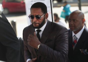 El acusador de R. Kelly dice que la cantante de R&B trató de culpar a sus padres