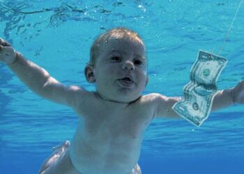 Hombre fotografiado como un bebé desnudo en la portada del álbum de Nirvana demanda por 'explotación sexual'