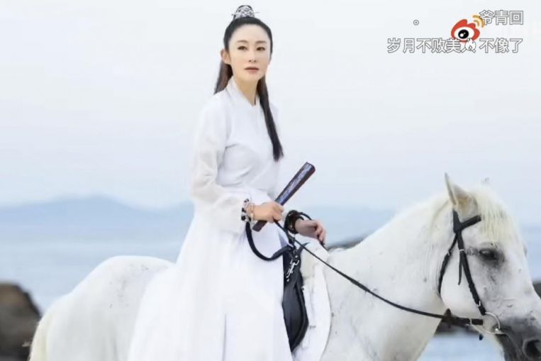 La actriz Sharla Cheung recrea el papel icónico de Zhao Min en la película de 1993