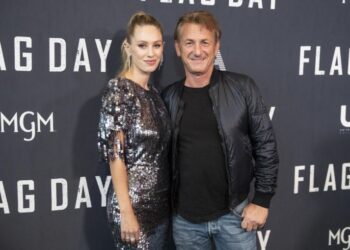 La hija del actor Sean Penn, Dylan, toma la iniciativa en el evento familiar del Día de la Bandera