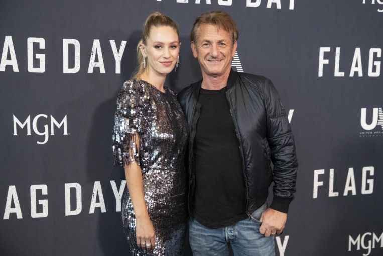 La hija del actor Sean Penn, Dylan, toma la iniciativa en el evento familiar del Día de la Bandera