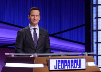 ¡Nuevo presentador del icónico programa de juegos de televisión estadounidense Jeopardy!  por debajo de los comentarios anteriores