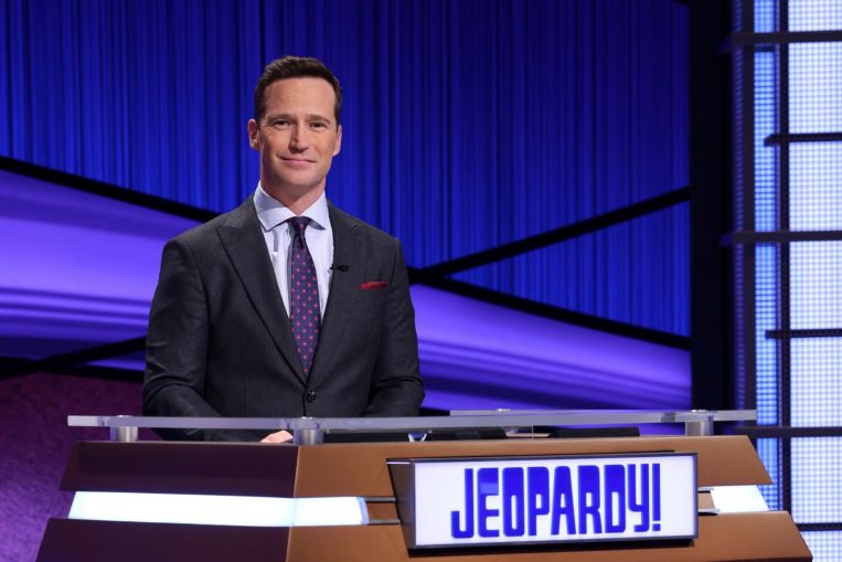 ¡Nuevo presentador del icónico programa de juegos de televisión estadounidense Jeopardy!  por debajo de los comentarios anteriores