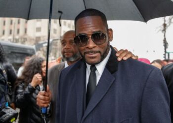 La acusadora de R. Kelly dice que la cantante de R&B la hizo vestirse como una Girl Scout