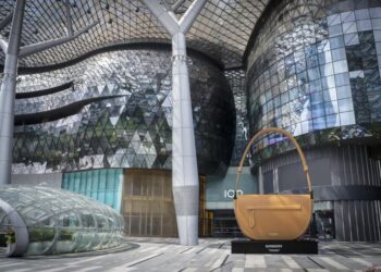 Noticias de estilo: Burberry Giant Olympia in Town, J&T Express Virtual Fashion Week