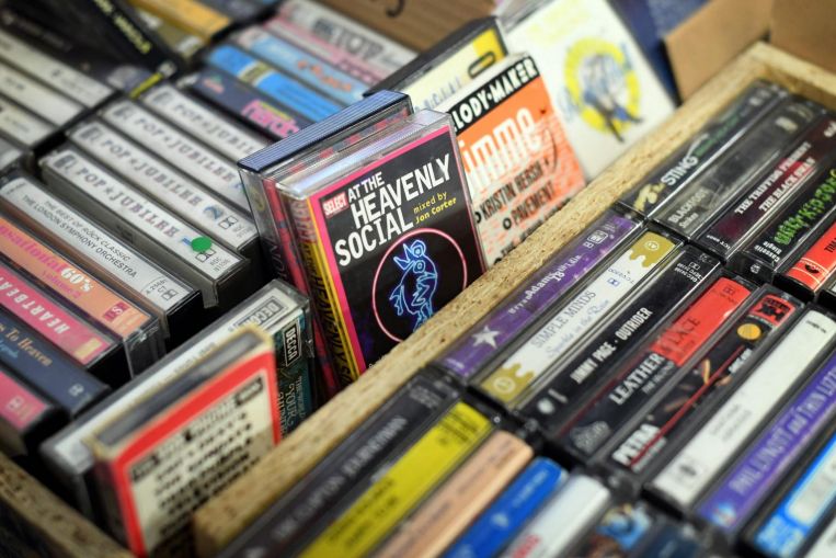 La última tienda de cintas de Gran Bretaña atrae a amantes de la música nostálgicos