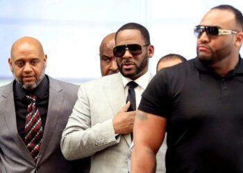 R. Kelly estaba abusando sexualmente de la fallecida cantante Aaliyah cuando tenía 13 o 14 años, dijo un testigo.