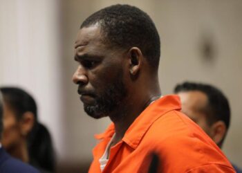 El legado musical de R. Kelly en cuestión cuando va a juicio por agresión sexual