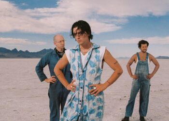 Paul Klein del trío pop estadounidense Lany lloró mientras los fanáticos se alineaban para el espectáculo.