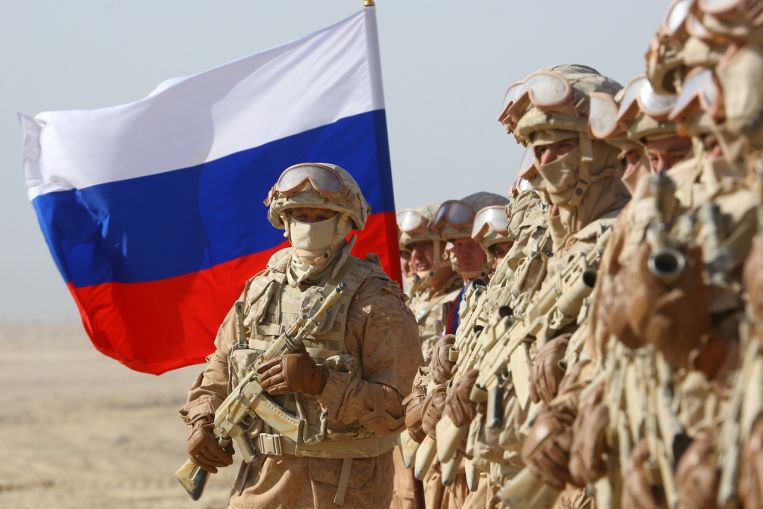 Rusia evacuará a más personas de Afganistán, realiza ejercicios en las cercanías