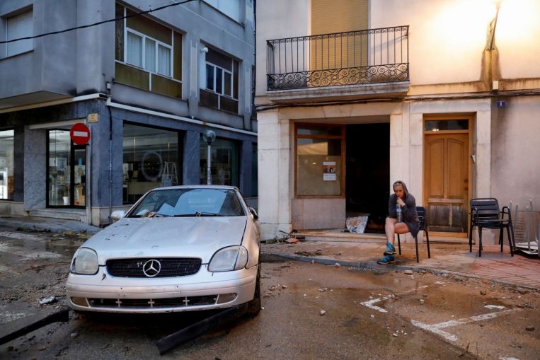 Tormenta azota España, inunda ciudades, corte de electricidad, servicios ferroviarios