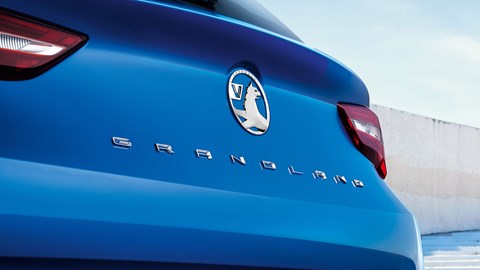 Detalle del emblema trasero del Vauxhall Grandland 2021