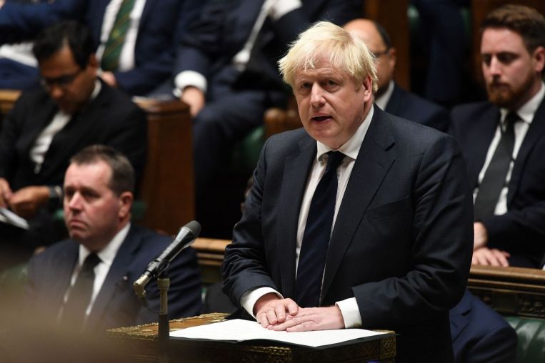 El primer ministro británico Johnson honra al legislador 